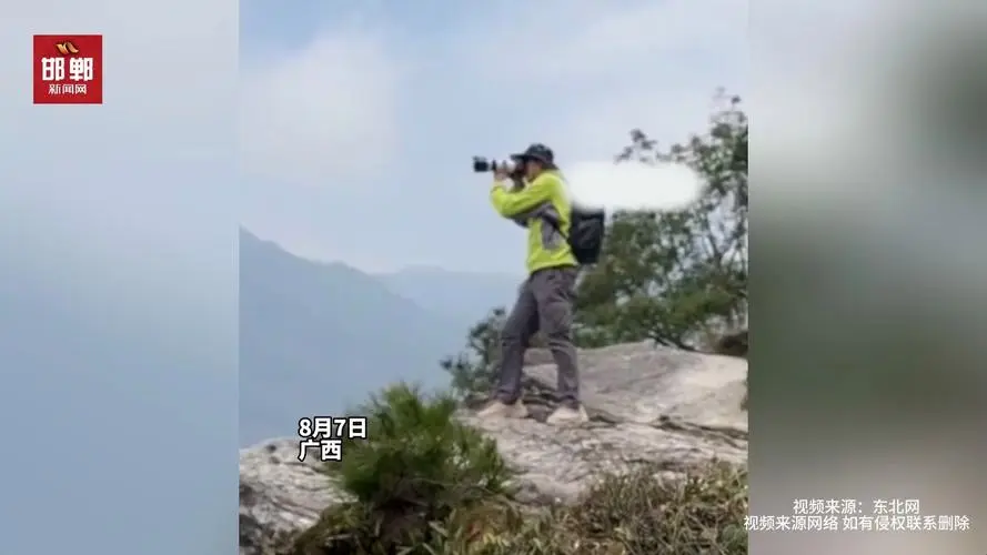 男子站山崖边摆pose误把相机扔下山